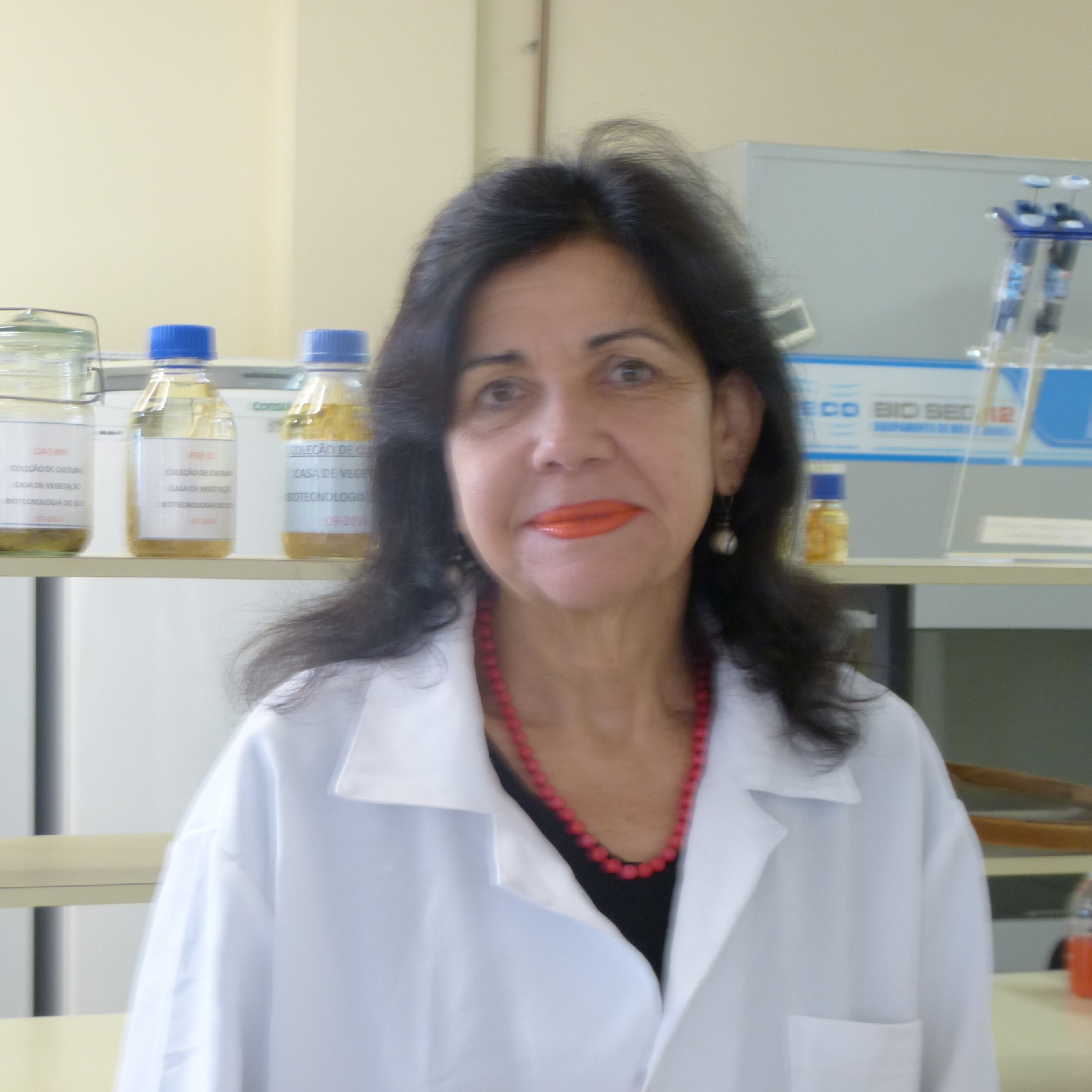 Foto de Mariangela Hungria, com cabelos longos e castanhos, sorrindo e olhando diretamente para a câmera.